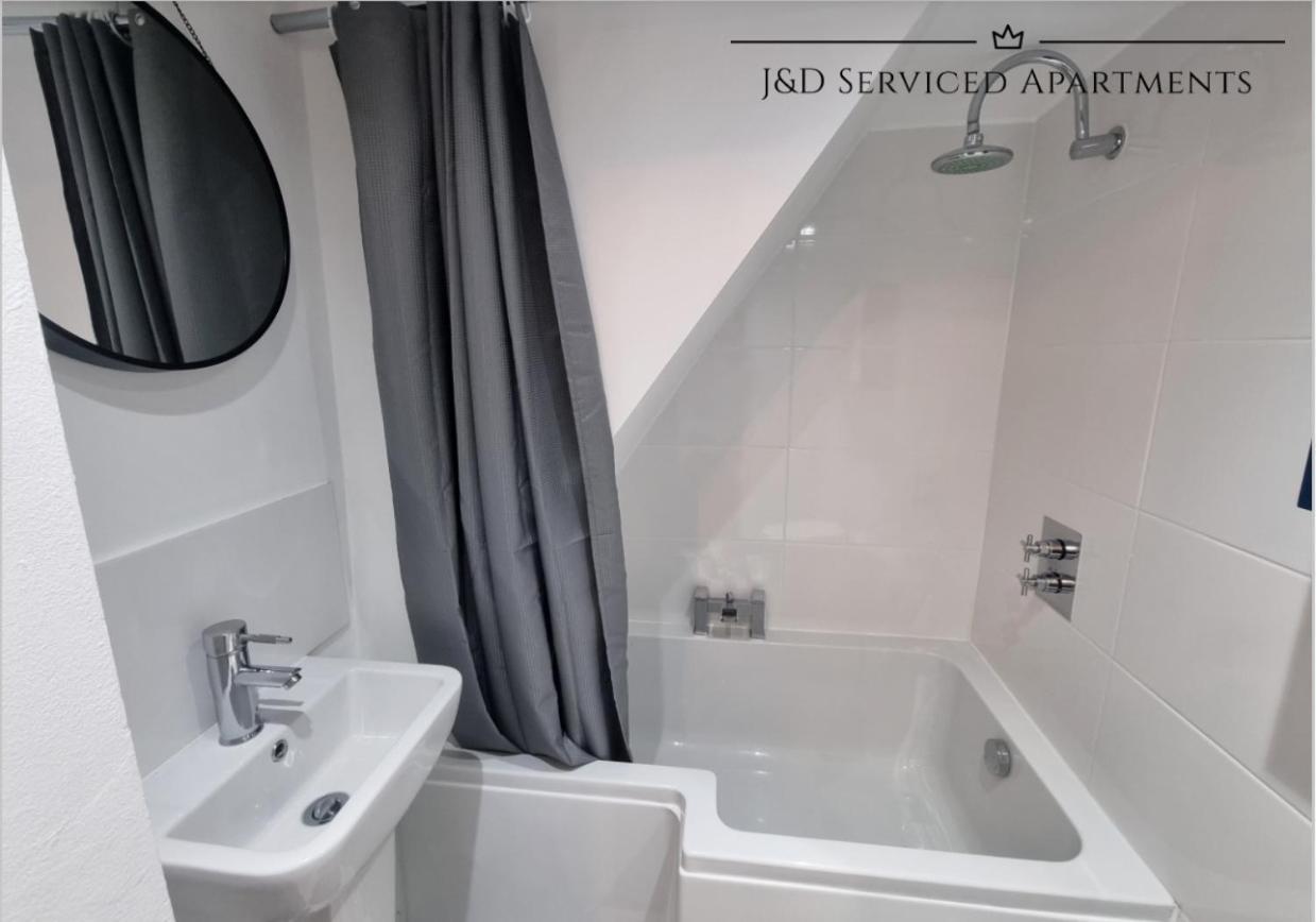 Spacious 3 Bed Apartment, En-Suites, Near Train Station! Watford  Extérieur photo