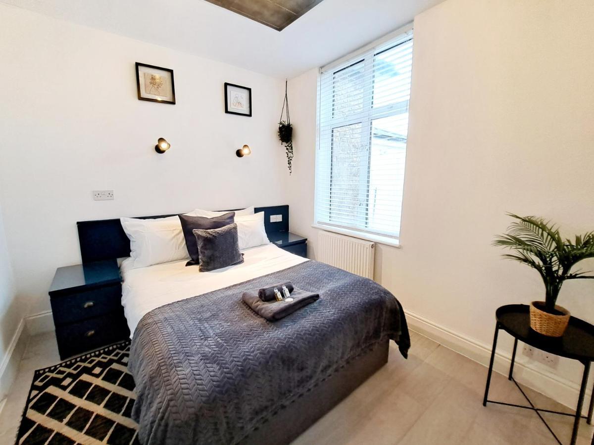 Spacious 3 Bed Apartment, En-Suites, Near Train Station! Watford  Extérieur photo