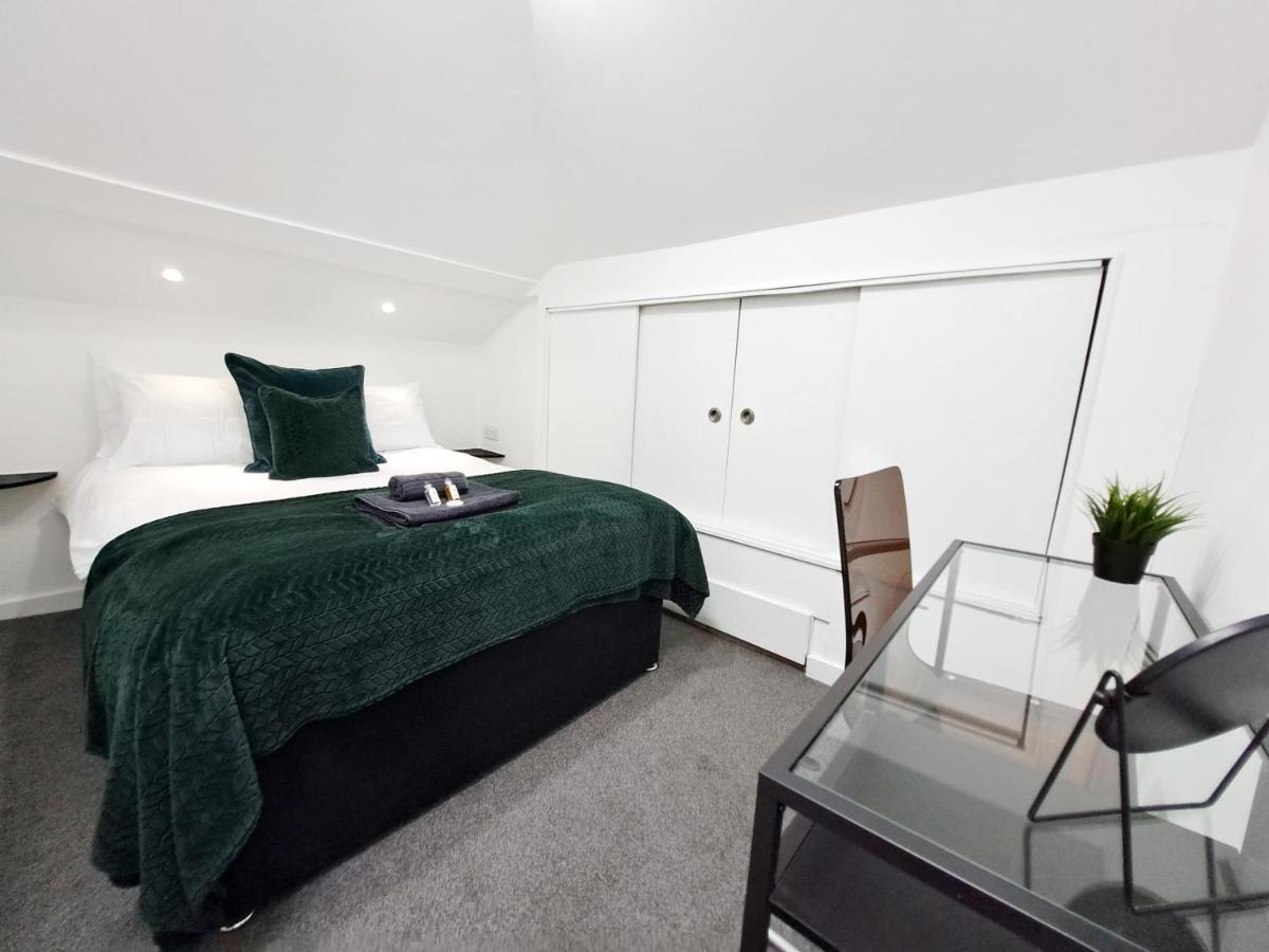 Spacious 3 Bed Apartment, En-Suites, Near Train Station! Watford  Extérieur photo