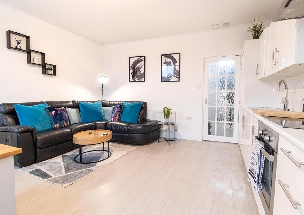 Spacious 3 Bed Apartment, En-Suites, Near Train Station! Watford  Extérieur photo